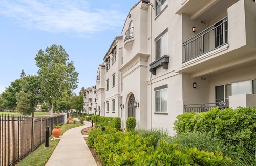 Valencia Apartment | NEW LISTING! Modern Suite*VIP*WIFI*Pool*2 King beds*AC by RedAwning