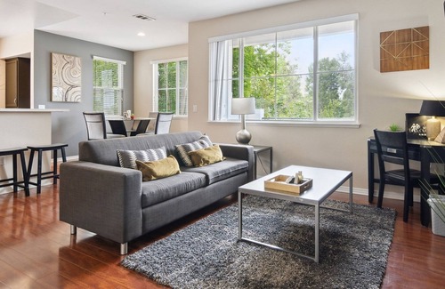 Valencia Apartment | NEW LISTING! Modern Suite*VIP*WIFI*Pool*2 King beds*AC by RedAwning