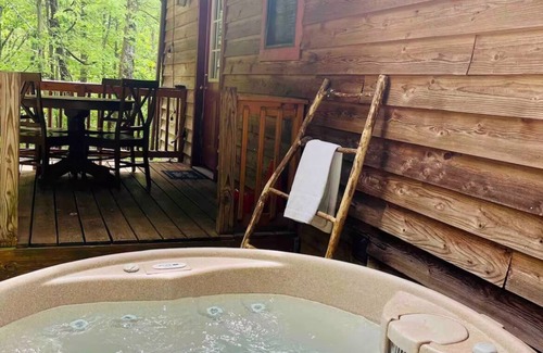 Kimberlin Heights Cabin | NEW LISTING!Mountain Cabin on 3acres w/HOT TUB CLOSE TO SEVIERVILLE PIGEON FORGE