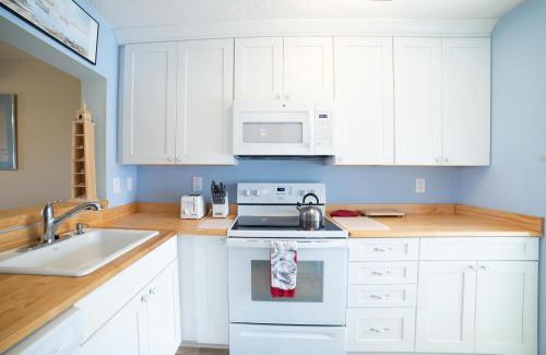 Beachwalk House | NEW LISTING Ocean Front 1 Bedroom - New Decks and Pool Access