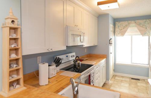 Beachwalk House | NEW LISTING Ocean Front 1 Bedroom - New Decks and Pool Access