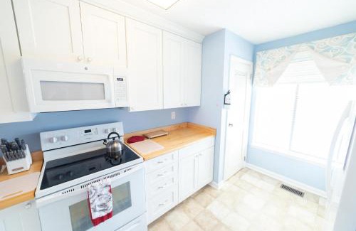 Beachwalk House | NEW LISTING Ocean Front 1 Bedroom - New Decks and Pool Access