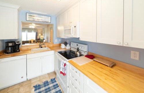 Beachwalk House | NEW LISTING Ocean Front 1 Bedroom - New Decks and Pool Access