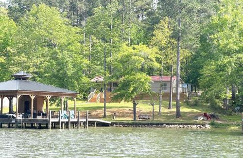 Milledgeville House | NEW Listing on Lake Sinclair with HOT TUB