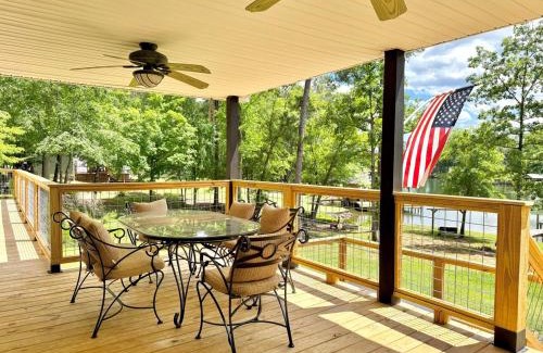 Milledgeville House | NEW Listing on Lake Sinclair with HOT TUB