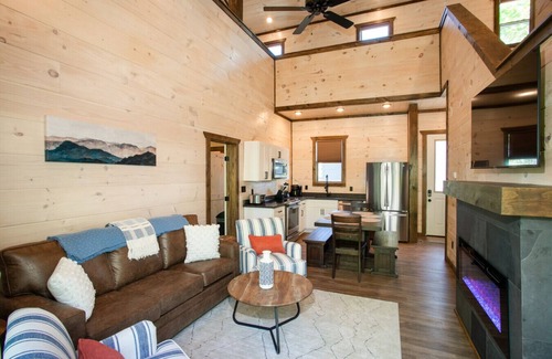 Sevierville Cabin | New Listing Promo! Heart Lake: Hot Tub & Game Room