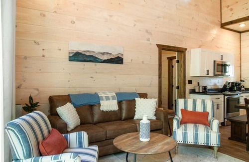 Sevierville Cabin | New Listing Promo! Heart Lake: Hot Tub & Game Room