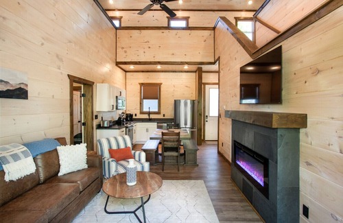 Sevierville Cabin | New Listing Promo! Heart Lake: Hot Tub & Game Room