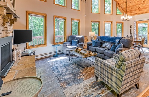 North Glade Hills Ski Chalet | New listing! Quiet Home w/ Hot Tub, Fireplace, Ping-Pong, Foosball, & Free WiFi!