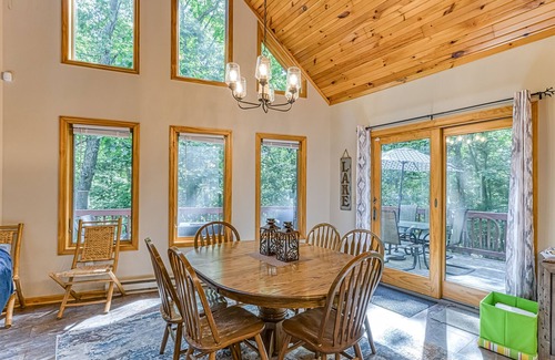 North Glade Hills Ski Chalet | New listing! Quiet Home w/ Hot Tub, Fireplace, Ping-Pong, Foosball, & Free WiFi!