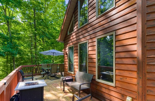 North Glade Hills Ski Chalet | New listing! Quiet Home w/ Hot Tub, Fireplace, Ping-Pong, Foosball, & Free WiFi!