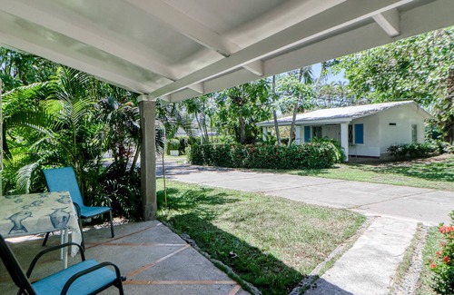 Puntarenas Villa | New listing! Relaxing Villa w/ shared pool & great location, access to the beach