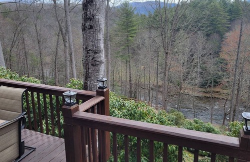 Newland Cabin | *NEW LISTING* River Front Cabin Near Linville Falls/Winery Sleeps 16