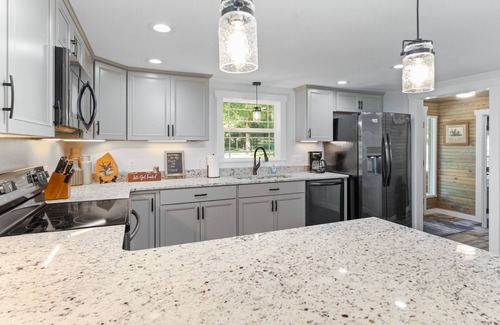 Lakeview House | NEW LISTING- Riverfront/Unique/Perfect location/Private