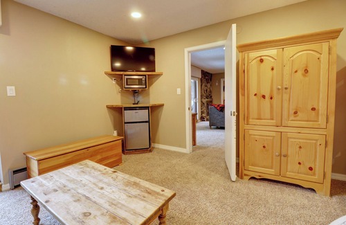 Copper Mountain Hotel | New Listing! Ski in/out Center Village Hotel Room Lots of bedding CM217