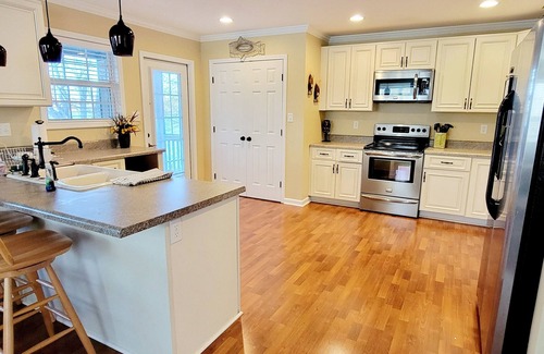 Anderson House | NEW LISTING Spacious 5-bedroom lakefront house in Anderson, 13 miles to Clemson