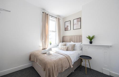 Liverpool House | New Listing Stunning Liverpool Abode Lounge Room Sleeps 9