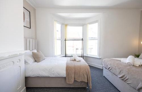 Liverpool House | New Listing Stunning Liverpool Abode Lounge Room Sleeps 9