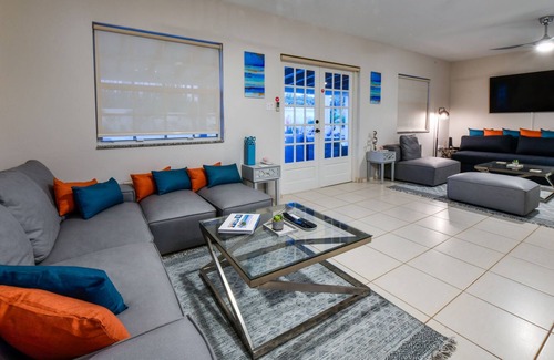 Boroncana House | NEW Listing* Stunning Villa with Resort-style Backyard