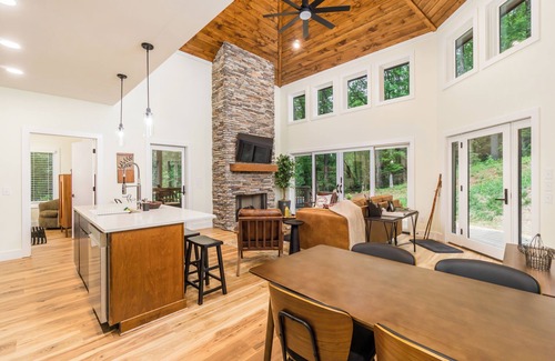 Dahlonega House | New Listing! The Porter Retreat - 35 Acres, Hot Tub, Fire Pit