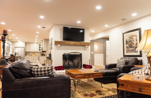 Dahlonega Cabin | New Listing! Three Chimney Lodge-Hot Tub/Game Room/Fire Pit/4 Bed!