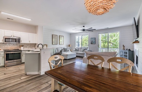 Bonito Boathouses House | New Listing! Walking distance to Marina.