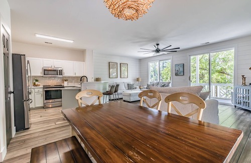 Bonito Boathouses House | New Listing! Walking distance to Marina.