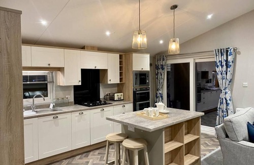Newquay Ski Chalet | New lodge holiday lodge. Use facilities onsite. Dog friendly. Beaches close by
