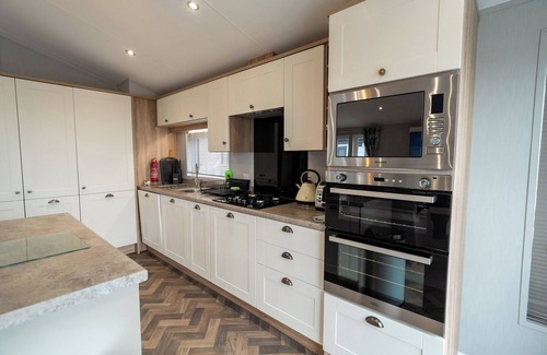 Newquay Ski Chalet | New lodge holiday lodge. Use facilities onsite. Dog friendly. Beaches close by