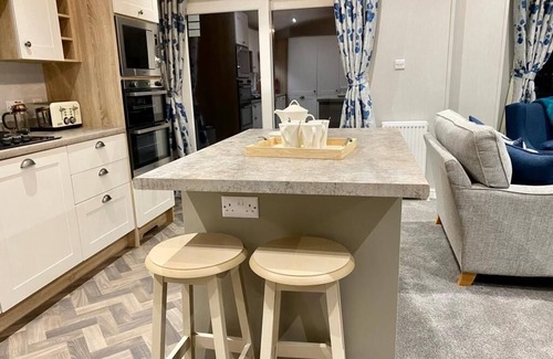 Newquay Ski Chalet | New lodge holiday lodge. Use facilities onsite. Dog friendly. Beaches close by