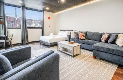 North Oakland Apartment | New Loft 3 min to Childrens Hospital Sleeps 4