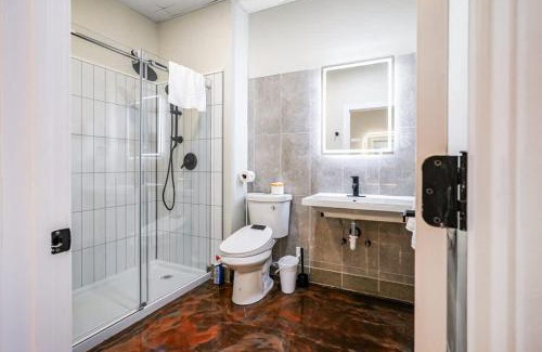 North Oakland Apartment | New Loft 3 min to Childrens Hospital Sleeps 4