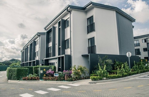 Guacima Apartment | New Loft near SJO Airport, A/C, king bed apartment