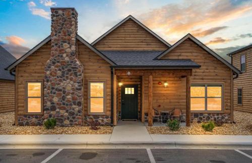 Table Rock House | New Log Cabin, Free Local Attraction Tickets Daily, Ozark Views, Cmty Amenities!
