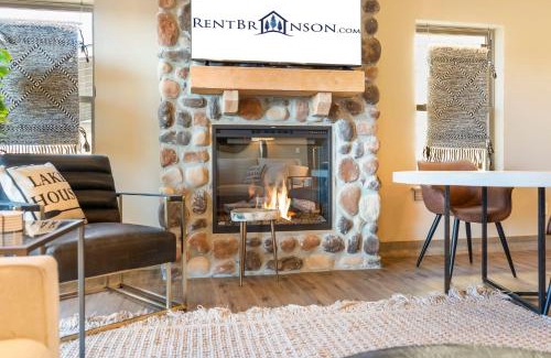 Table Rock House | New Log Cabin, Pvt Hot Tub, Free Daily Activities, Shuffleboard, Arcade