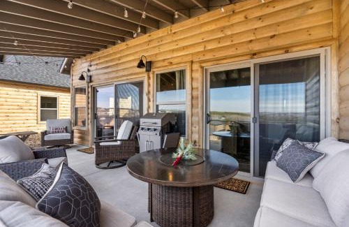 Table Rock House | New Log Cabin with Ozark Sunset Views, $400 Daily Activities Included, Pickleball