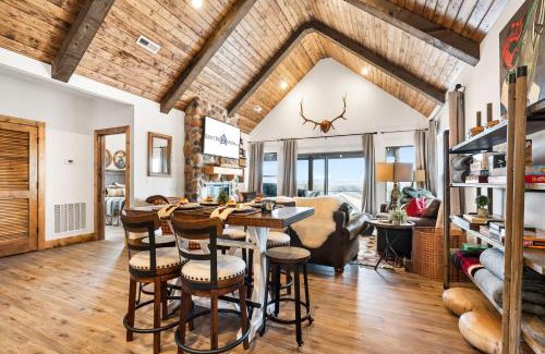 Table Rock House | New Log Cabin with Ozark Sunset Views, $400 Daily Activities Included, Pickleball