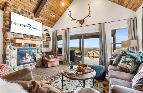 Table Rock House | New Log Cabin with Ozark Sunset Views, $400 Daily Activities Included, Pickleball