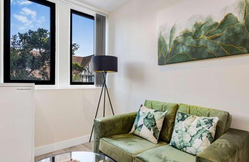 Sutton Apartment | New London Cheam Village 1 Bed - Perfect for Long Stays - With Parking