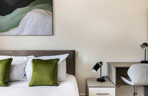 Sutton Apartment | New London Cheam Village 1 Bed - Perfect for Long Stays - With Parking