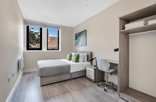 Sutton Apartment | New London Cheam Village 1 Bed - Perfect for Long Stays - With Parking