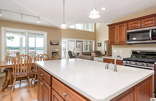 Cadiz House | NEW! LOOKOUT- lakefront view with home theatre and fire pit, sleeps 12!