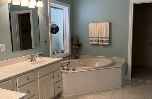 Cadiz House | NEW! LOOKOUT- lakefront view with home theatre and fire pit, sleeps 12!