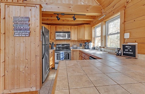 Sweetbriar Farms Cabin | NEW! Lost in Bearadise (3-Bedroom Cabin) with Pool