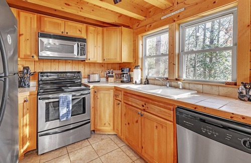 Sweetbriar Farms Cabin | NEW! Lost in Bearadise (3-Bedroom Cabin) with Pool