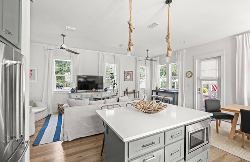 Greenway Park House | NEW! LSV, Bikes, 2 masters! STUNNING + Loaded