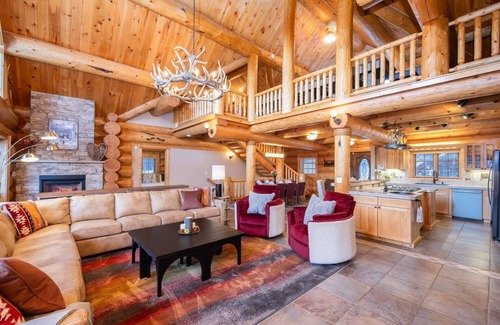 Blue River Ski Chalet | NEW Luminary Log Chalet - Seclusion & Skiing Nearby, Private Hot Tub