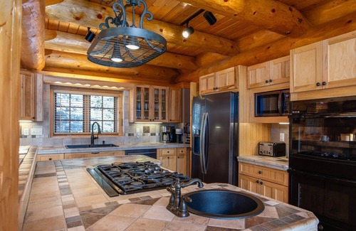 Blue River Ski Chalet | NEW Luminary Log Chalet - Seclusion & Skiing Nearby, Private Hot Tub