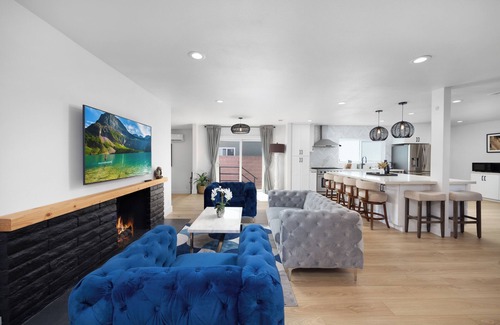 Fullerton House | NEW Lux 5BR Villa Near Disney, Knotts, LA, OC w/Hot Tub & Games