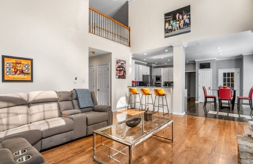 Inman House | New! Lux Mansion, 5 BR 4 BA, Heated Pool, Sleeps 12+